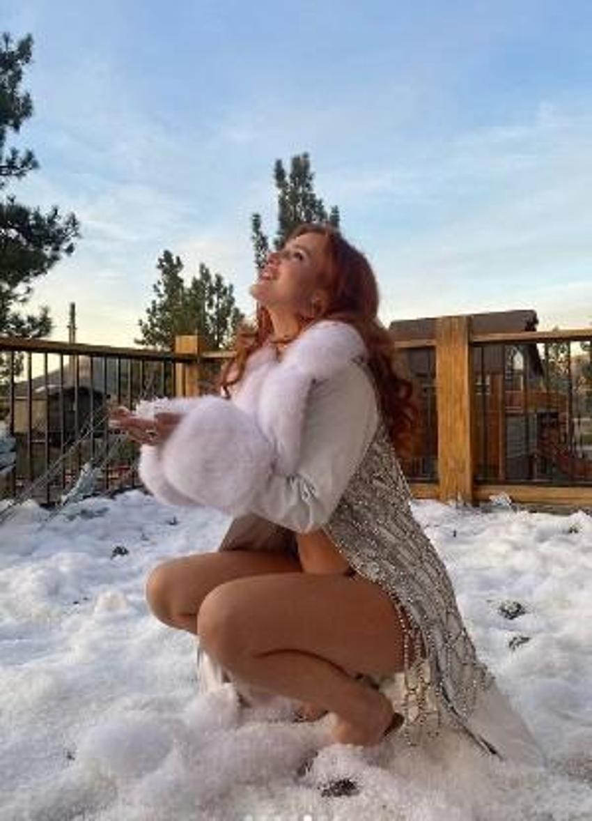 Bella Thorne karlar üzerinde iç çamaşırlarıyla pozlar verdi!