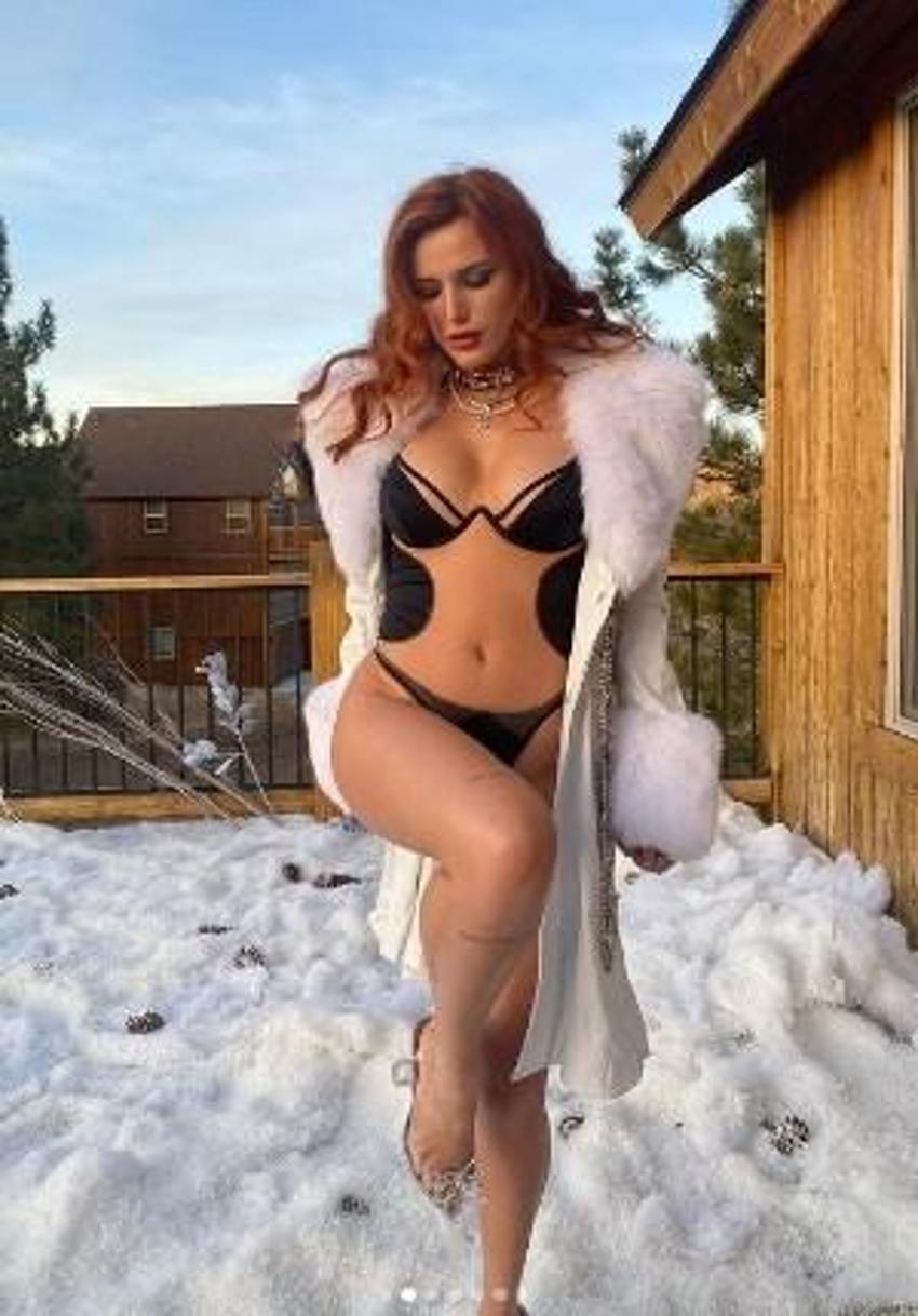 Bella Thorne karlar üzerinde iç çamaşırlarıyla pozlar verdi!