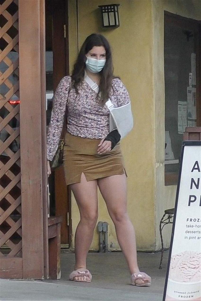 Lana Del Rey süper minisiyle sokakta!