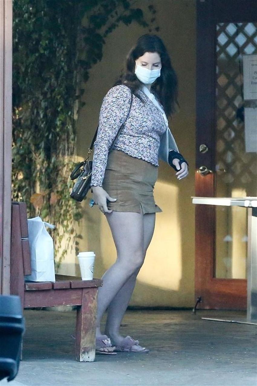 Lana Del Rey süper minisiyle sokakta!