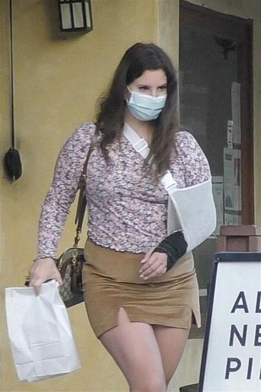 Lana Del Rey süper minisiyle sokakta!