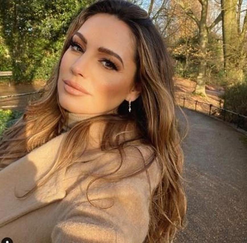 Yer yerinden oynadı! Kelly Brook'tan Noel striptizi....