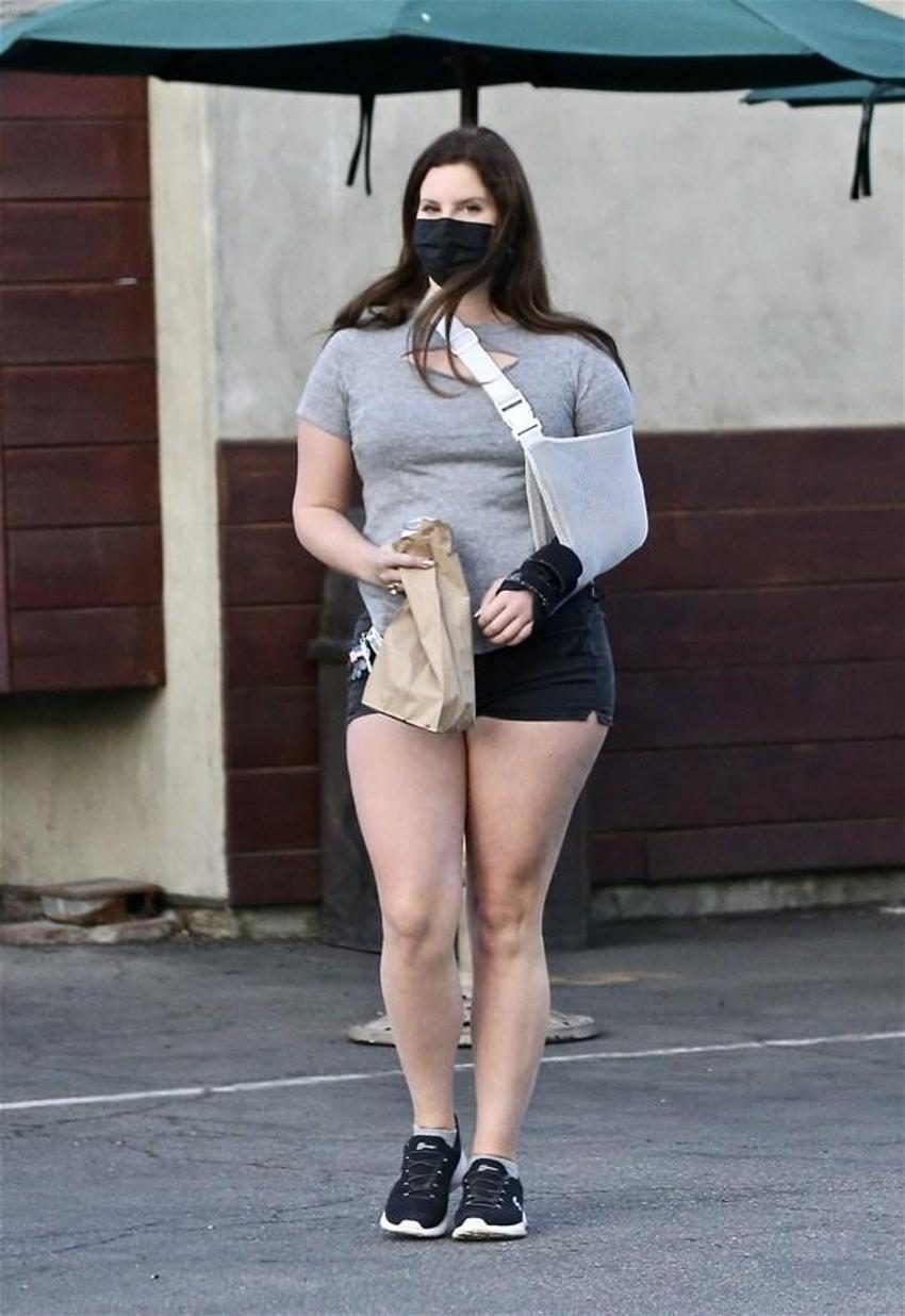 Lana Del Rey aldığı kilolarla dikkat çekti!