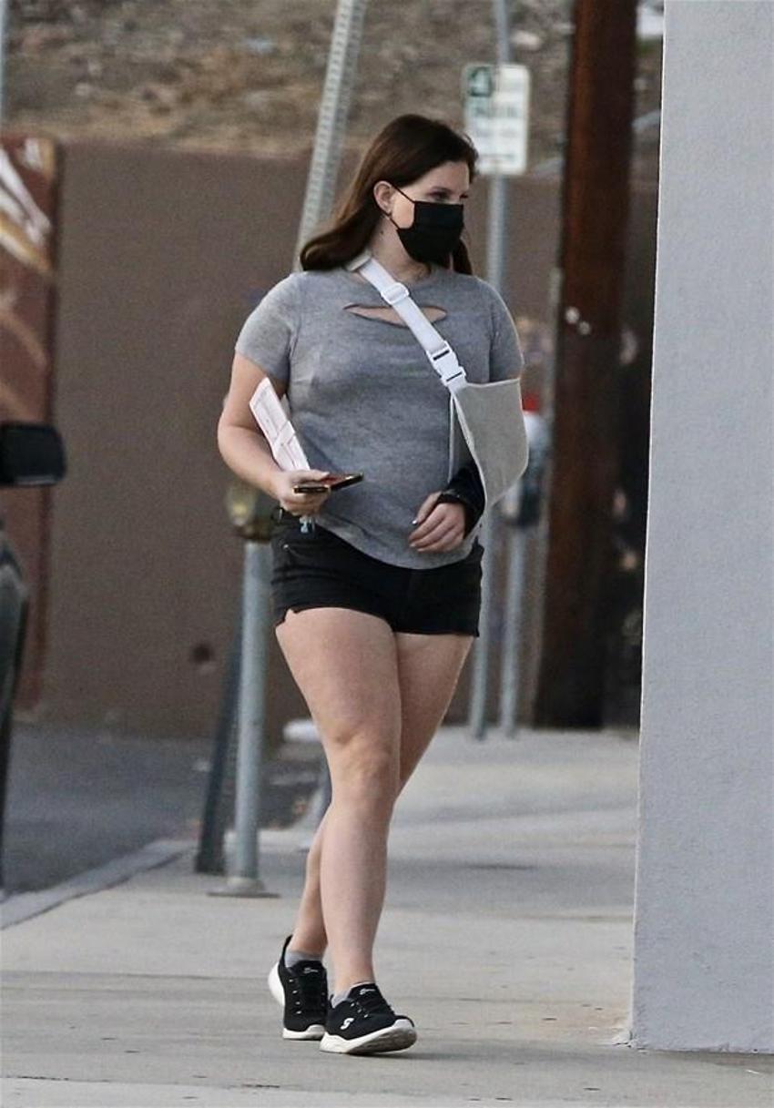 Lana Del Rey aldığı kilolarla dikkat çekti!