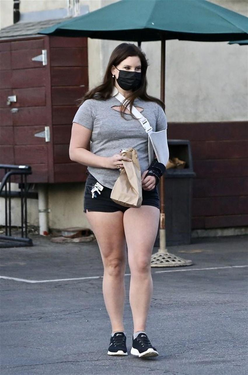 Lana Del Rey aldığı kilolarla dikkat çekti!