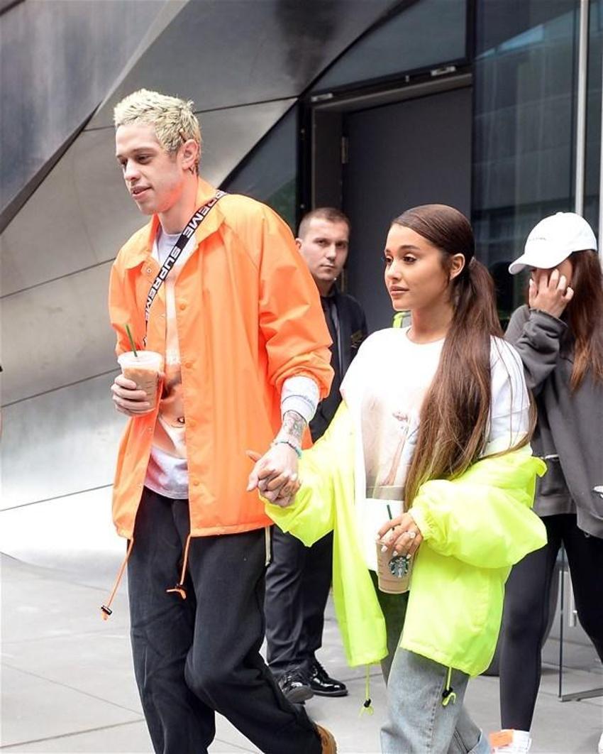 Ariana Grande sevgilisi Dalton Gomez ile nişanlandı