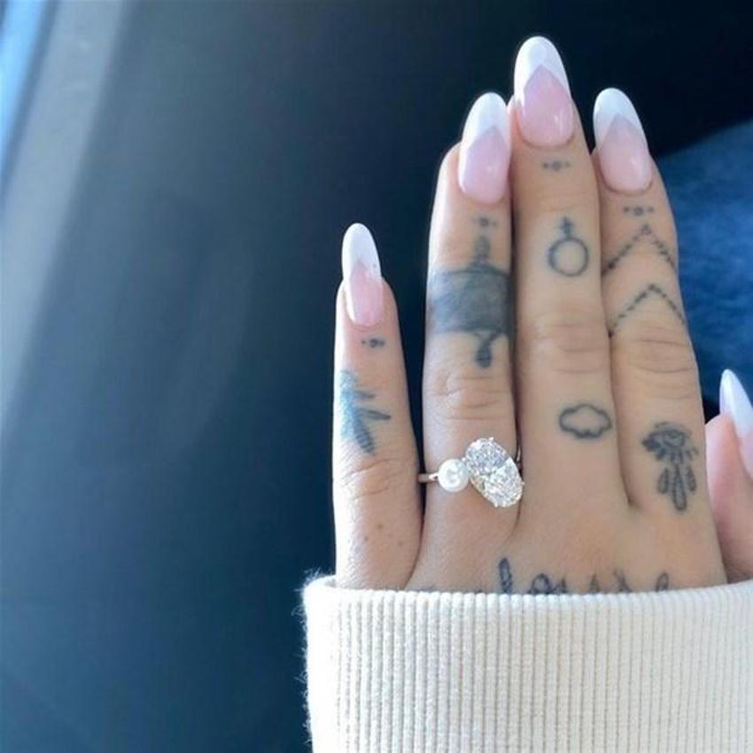 Ariana Grande sevgilisi Dalton Gomez ile nişanlandı