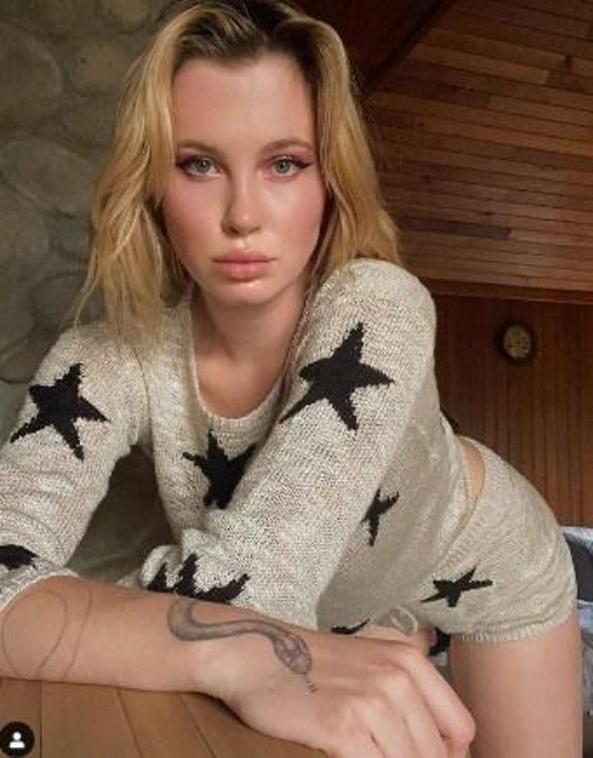 Ireland Baldwin Zoom'a üstsüz katıldı!