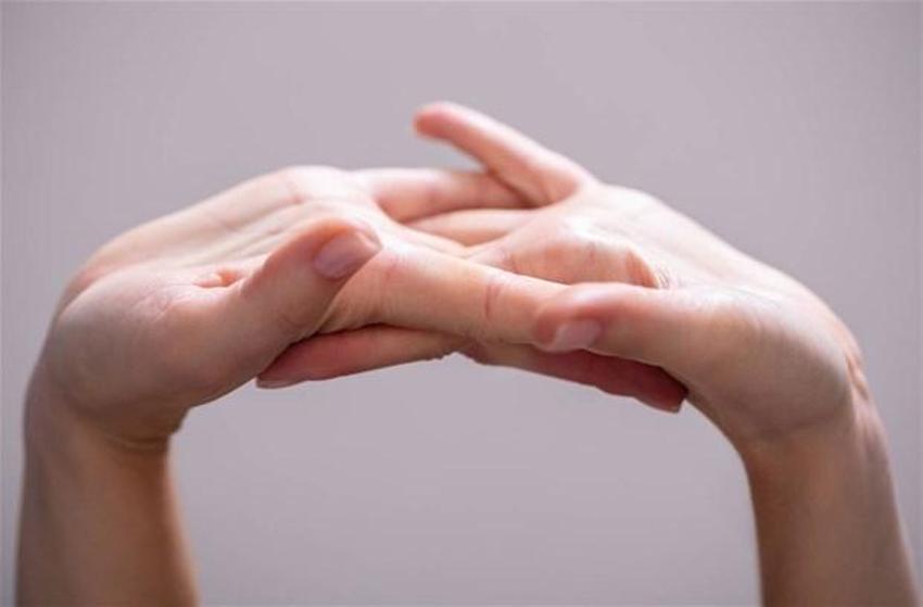 Herkes mutlaka bir kez yapmıştır! Parmak çıtlatmak zararlı mı?