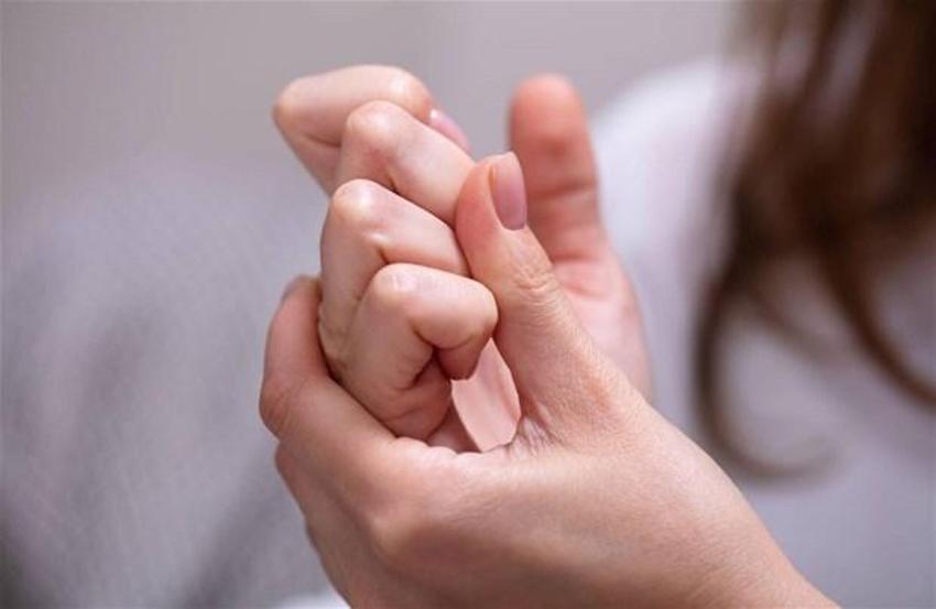 Herkes mutlaka bir kez yapmıştır! Parmak çıtlatmak zararlı mı?