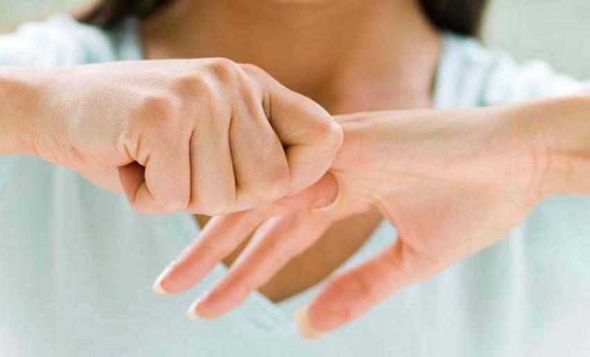 Herkes mutlaka bir kez yapmıştır! Parmak çıtlatmak zararlı mı?