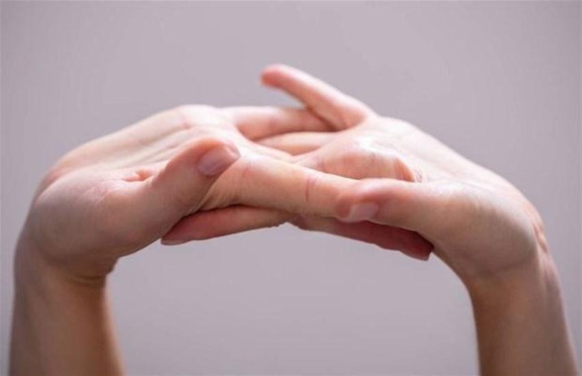 Herkes mutlaka bir kez yapmıştır! Parmak çıtlatmak zararlı mı?