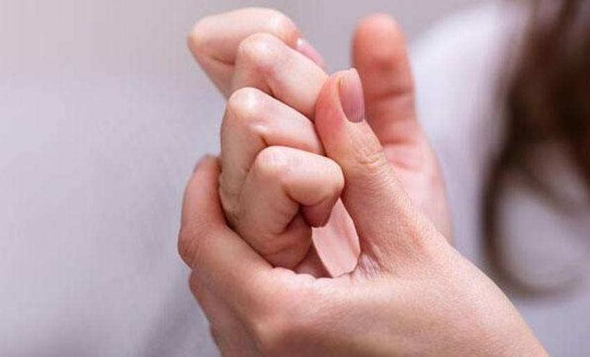 Herkes mutlaka bir kez yapmıştır! Parmak çıtlatmak zararlı mı?