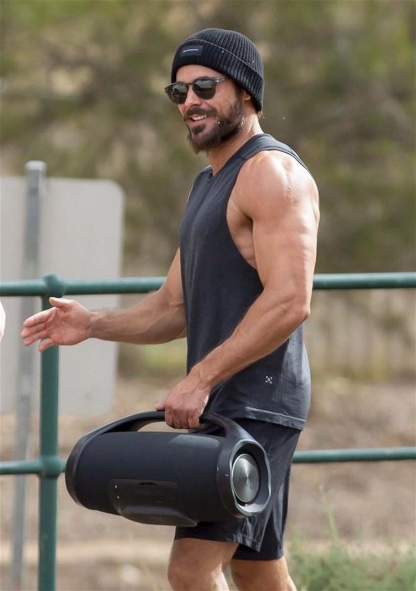 Zac Efron gönlünü Avustralya'daki garsona kaptırdı!