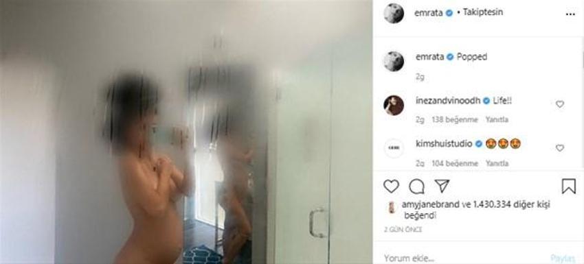 Emily'den ayna karşısında çıplak poz!