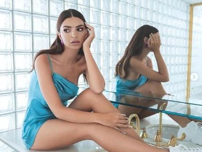 Emily'den ayna karşısında çıplak poz!
