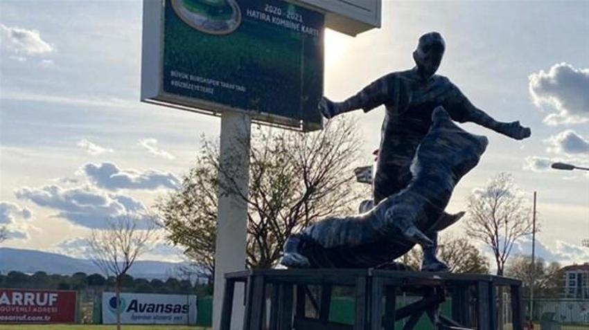 Pablo Martin Batalla takımını şampiyon yaptı, heykeli dikildi!