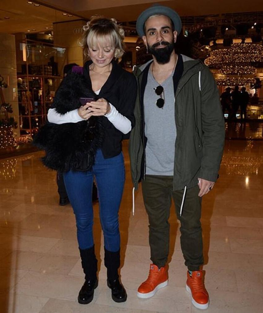 Şarkıyı eşine yazdı, klipte başka kızla öpüştü!
