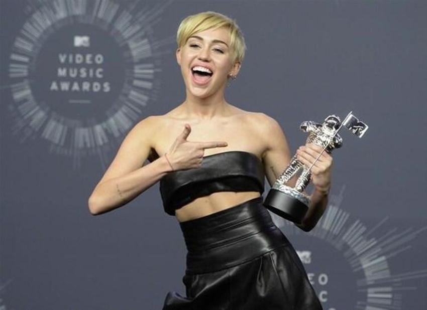 Ünlü şarkıcı Miley Cyrus cinsel hayatını ifşa etti