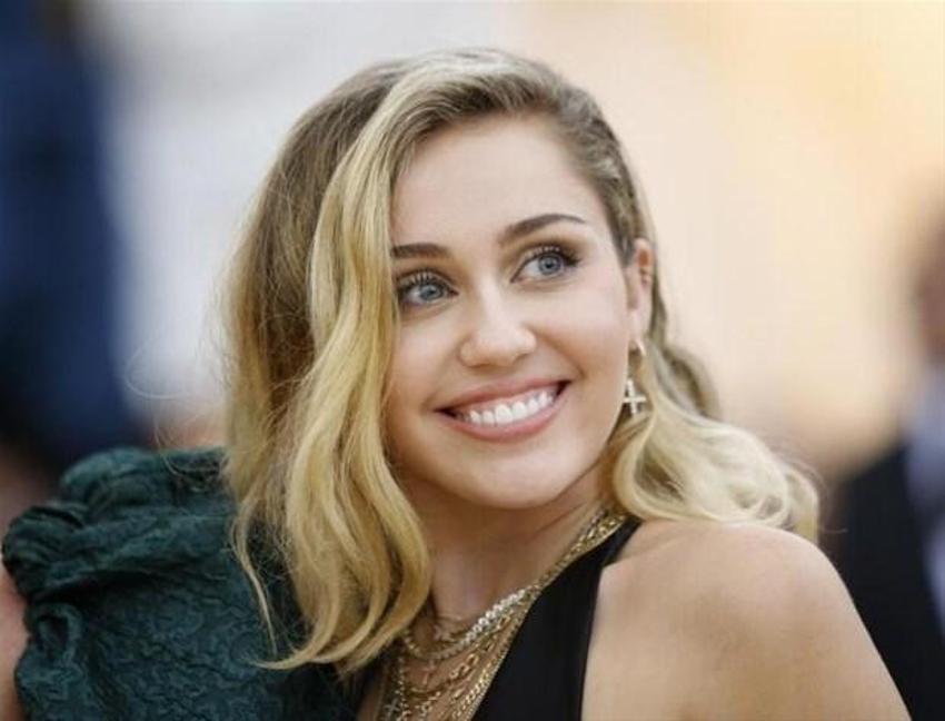 Ünlü şarkıcı Miley Cyrus cinsel hayatını ifşa etti