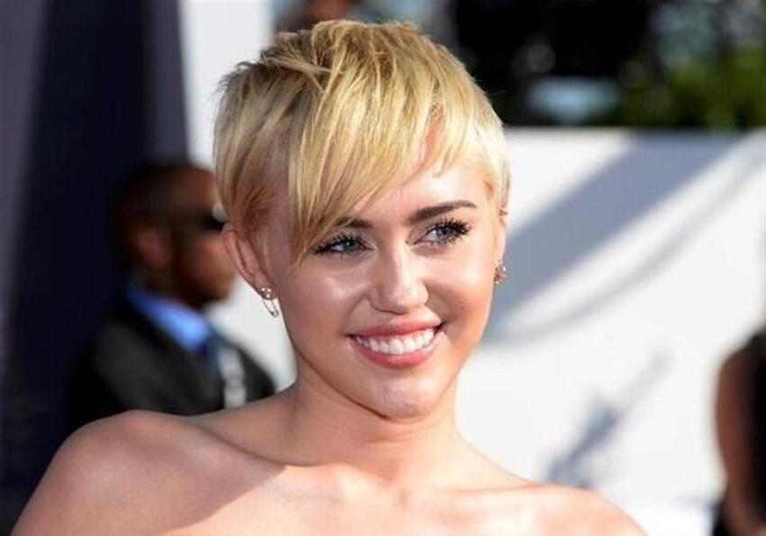 Ünlü şarkıcı Miley Cyrus cinsel hayatını ifşa etti