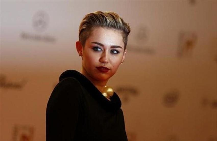 Ünlü şarkıcı Miley Cyrus cinsel hayatını ifşa etti