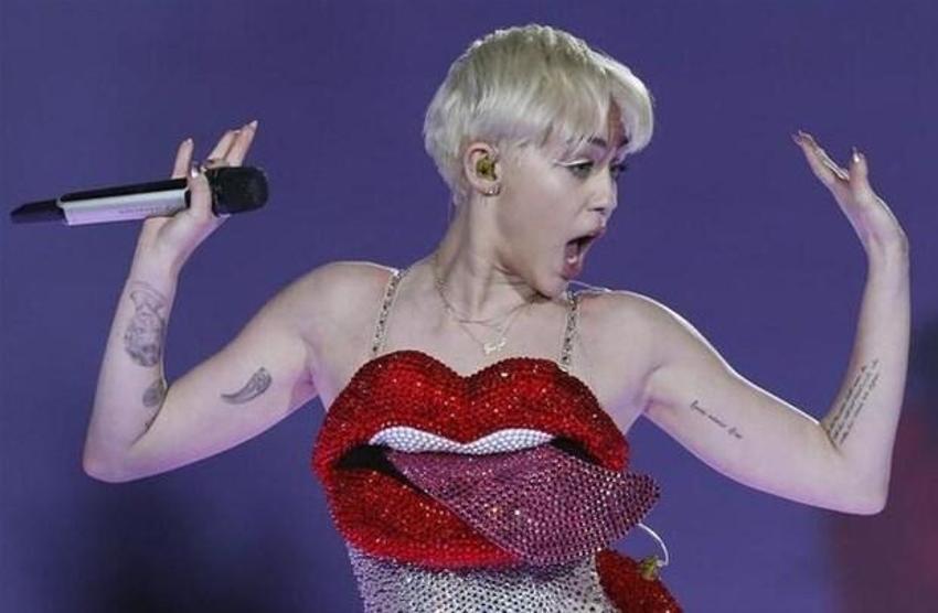Ünlü şarkıcı Miley Cyrus cinsel hayatını ifşa etti