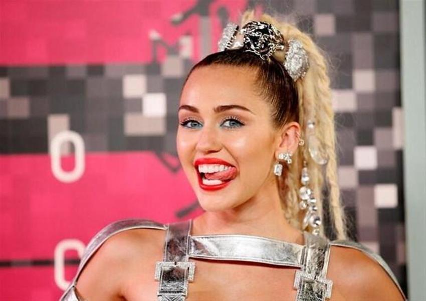 Ünlü şarkıcı Miley Cyrus cinsel hayatını ifşa etti