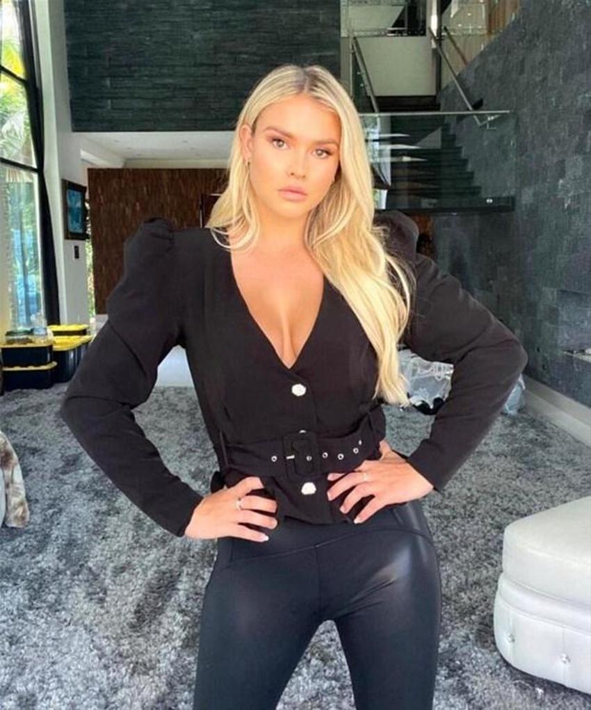 Ne yaptın Kinsey Wolanski! Yarı çıplak sahaya girmişti,şimdi...