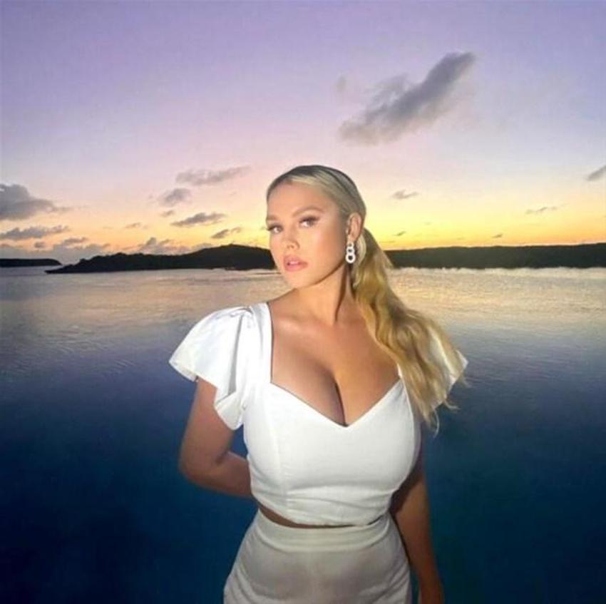 Ne yaptın Kinsey Wolanski! Yarı çıplak sahaya girmişti,şimdi...