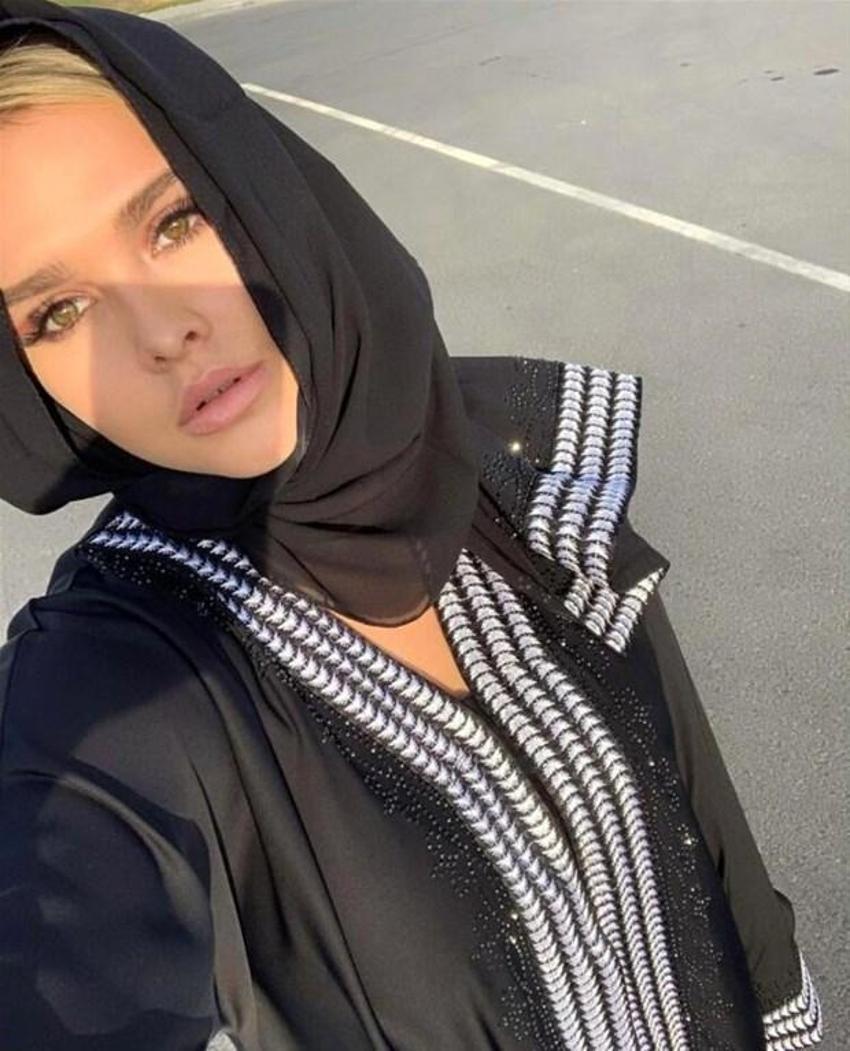 Ne yaptın Kinsey Wolanski! Yarı çıplak sahaya girmişti,şimdi...