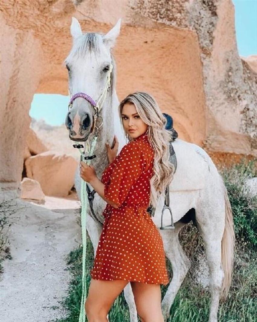 Ne yaptın Kinsey Wolanski! Yarı çıplak sahaya girmişti,şimdi...
