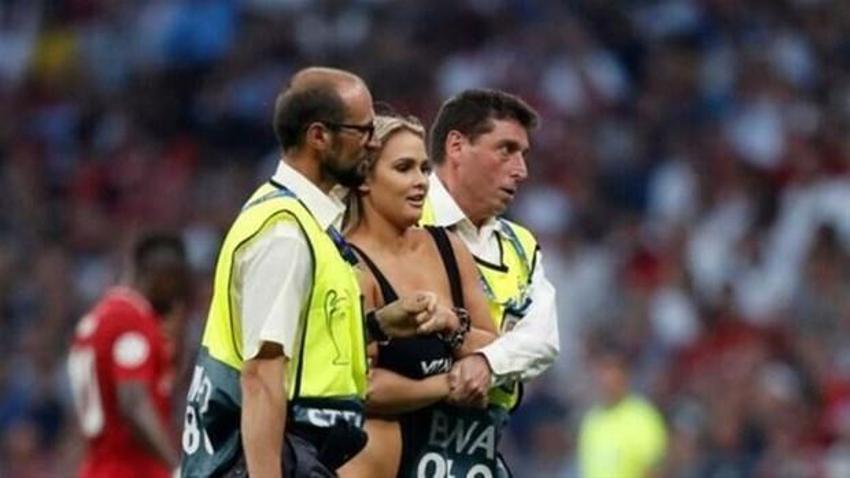 Ne yaptın Kinsey Wolanski! Yarı çıplak sahaya girmişti,şimdi...