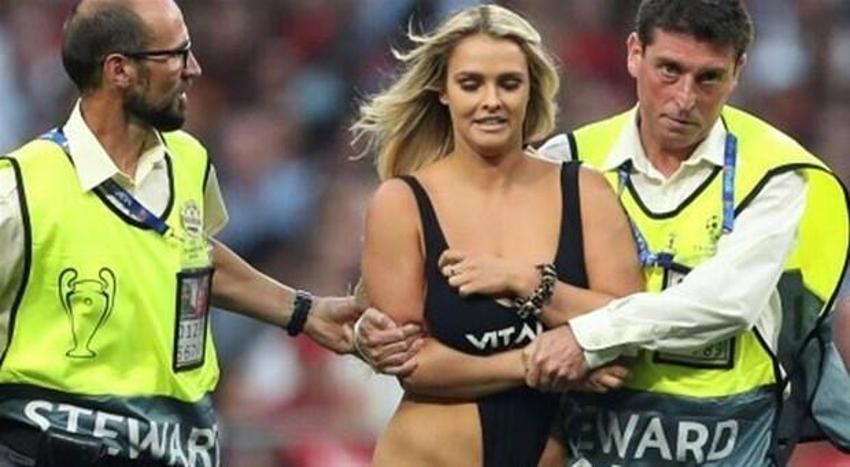 Ne yaptın Kinsey Wolanski! Yarı çıplak sahaya girmişti,şimdi...