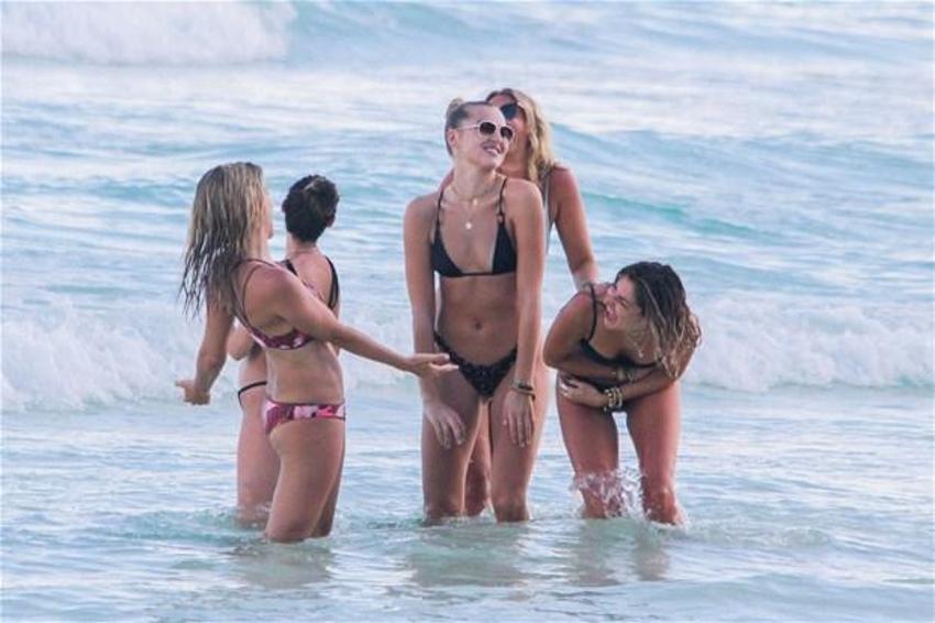 Rachel Hilbert tatilin tadını çıkartıyor
