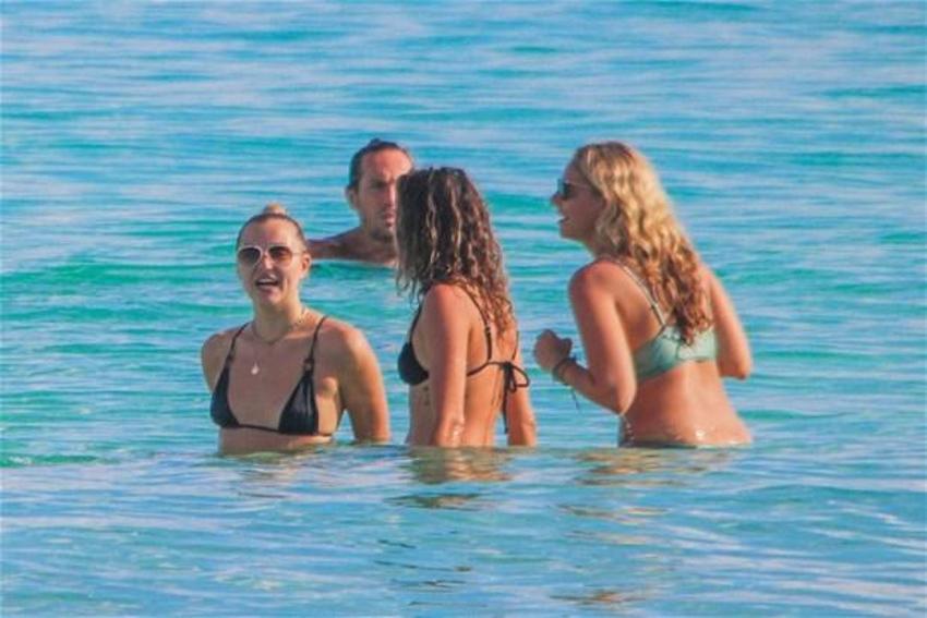 Rachel Hilbert tatilin tadını çıkartıyor