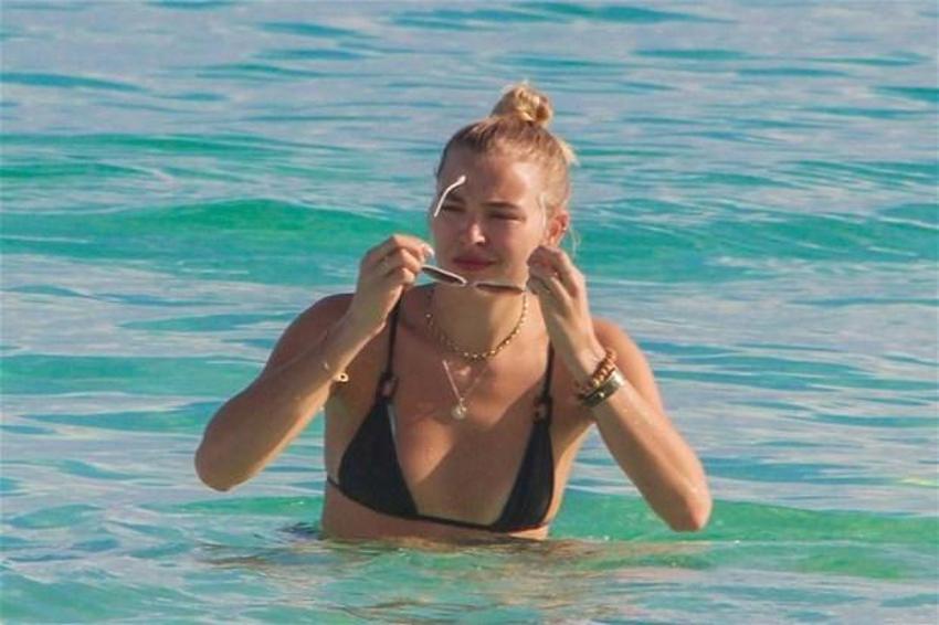 Rachel Hilbert tatilin tadını çıkartıyor