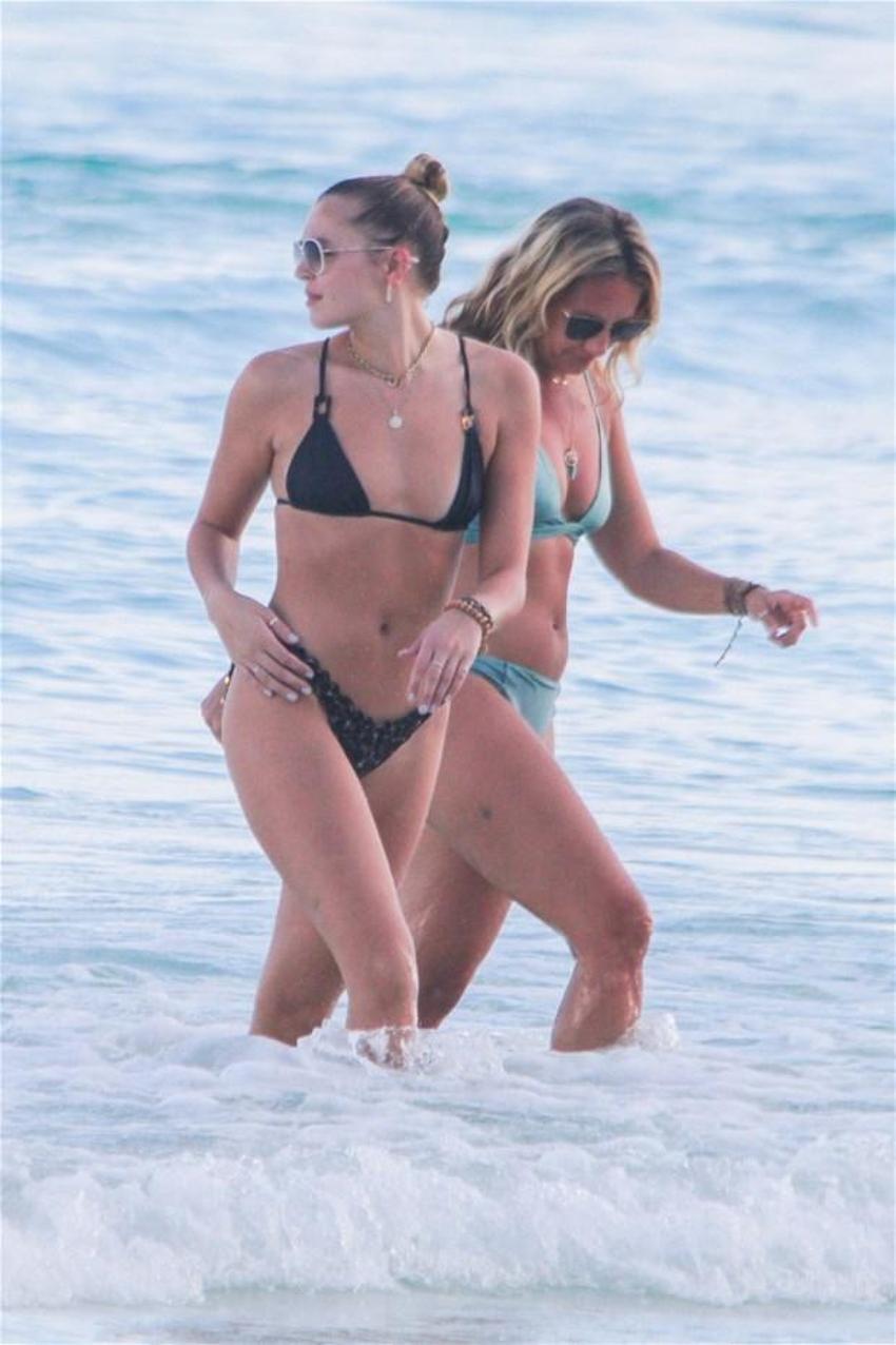 Rachel Hilbert tatilin tadını çıkartıyor