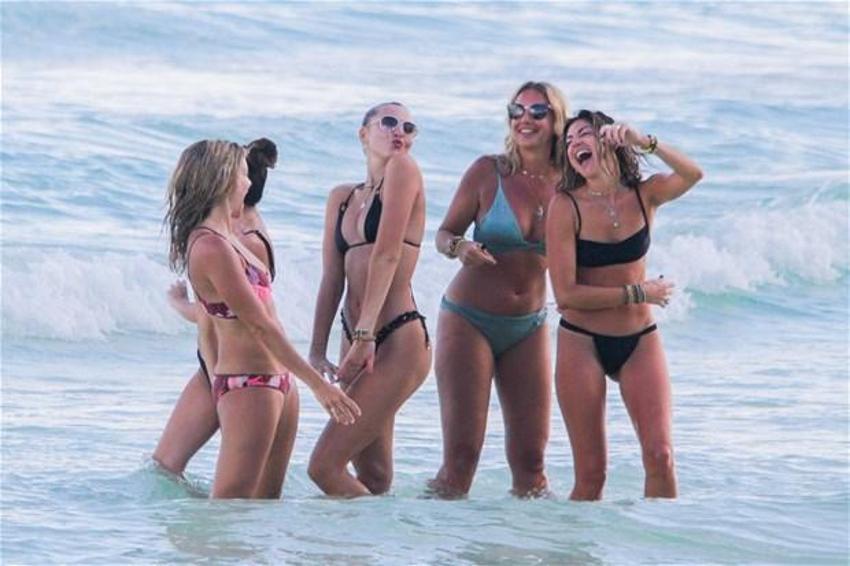 Rachel Hilbert tatilin tadını çıkartıyor