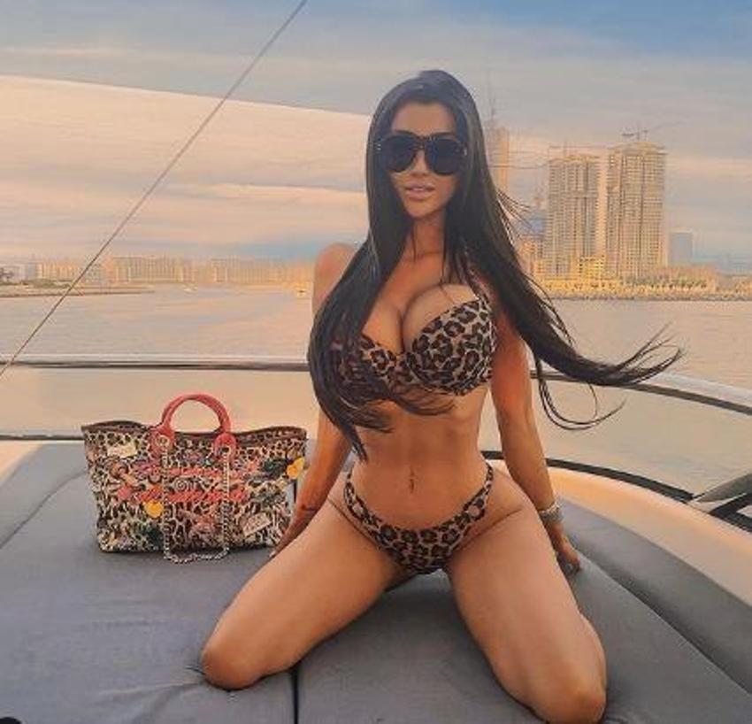 Chloe Khan Instagram'ı sallıyor!