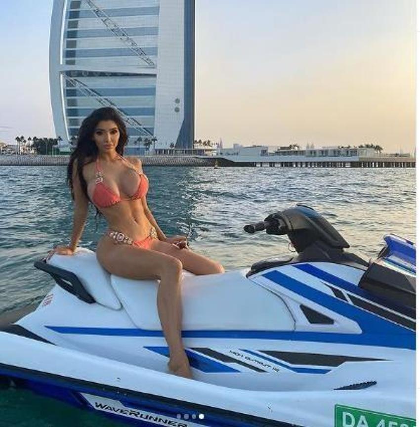 Chloe Khan Instagram'ı sallıyor!