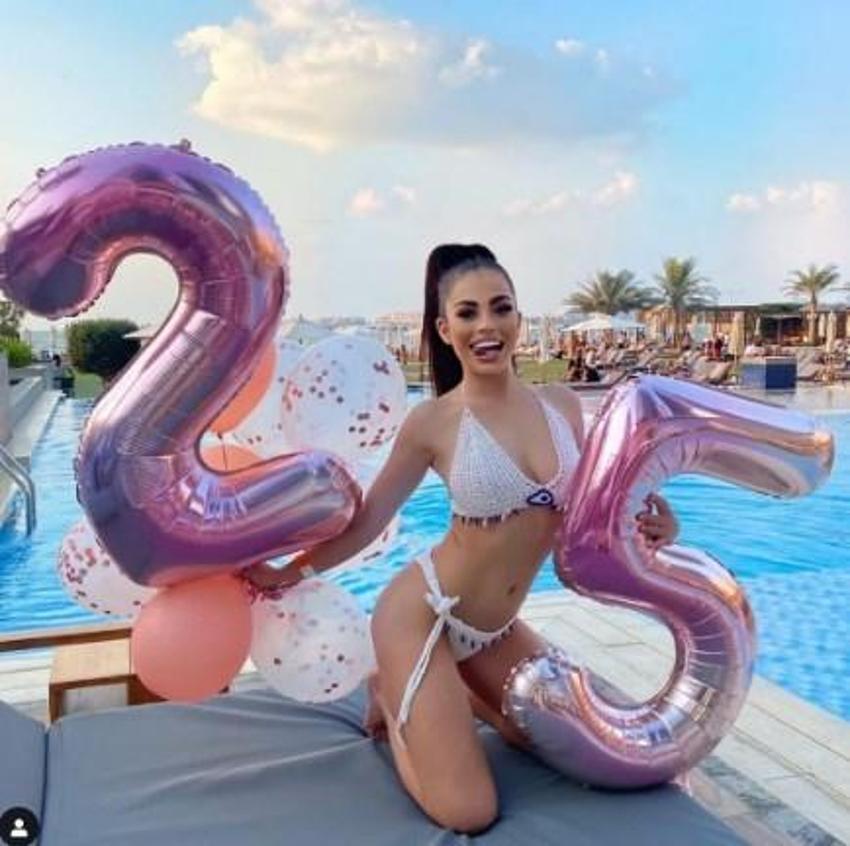 Chloe Khan Instagram'ı sallıyor!