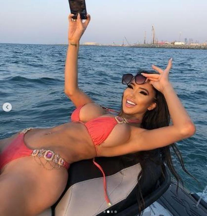 Chloe Khan Instagram'ı sallıyor!