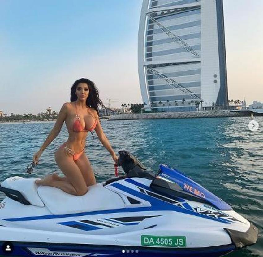 Chloe Khan Instagram'ı sallıyor!