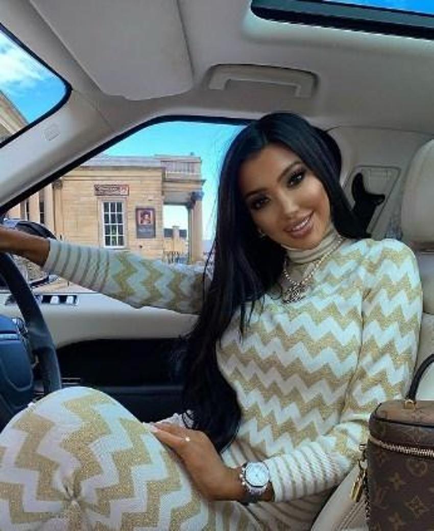 Chloe Khan Instagram'ı sallıyor!