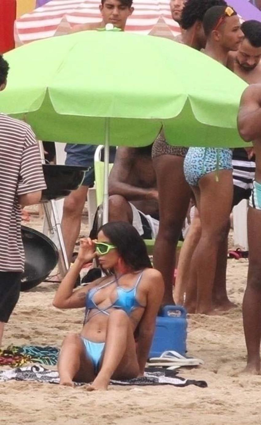 Anitta'dan klip çekimi sırasında iddialı pozlar!