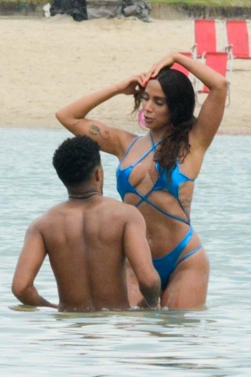 Anitta'dan klip çekimi sırasında iddialı pozlar!