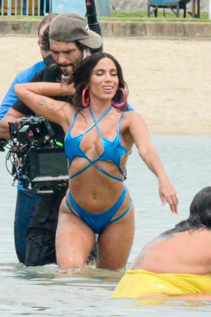 Anitta'dan klip çekimi sırasında iddialı pozlar!