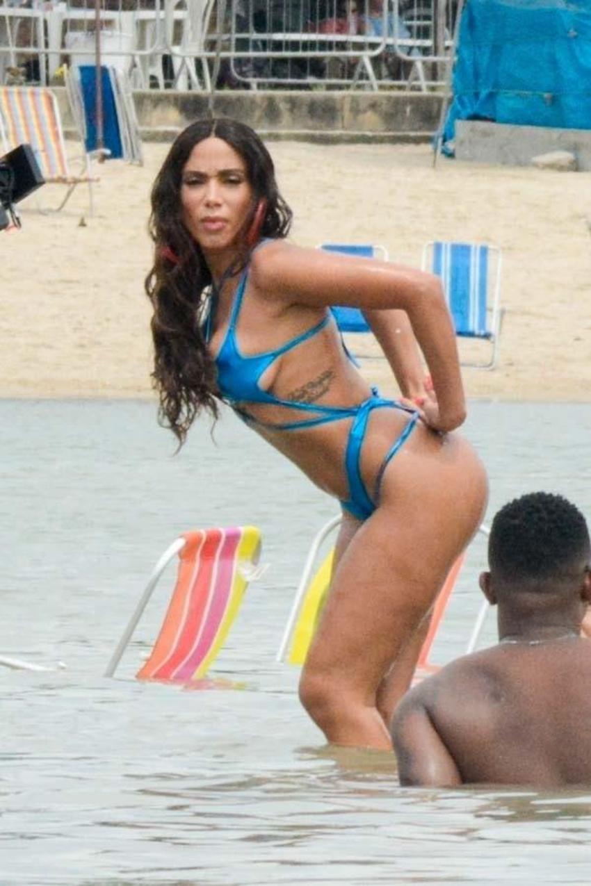 Anitta'dan klip çekimi sırasında iddialı pozlar!