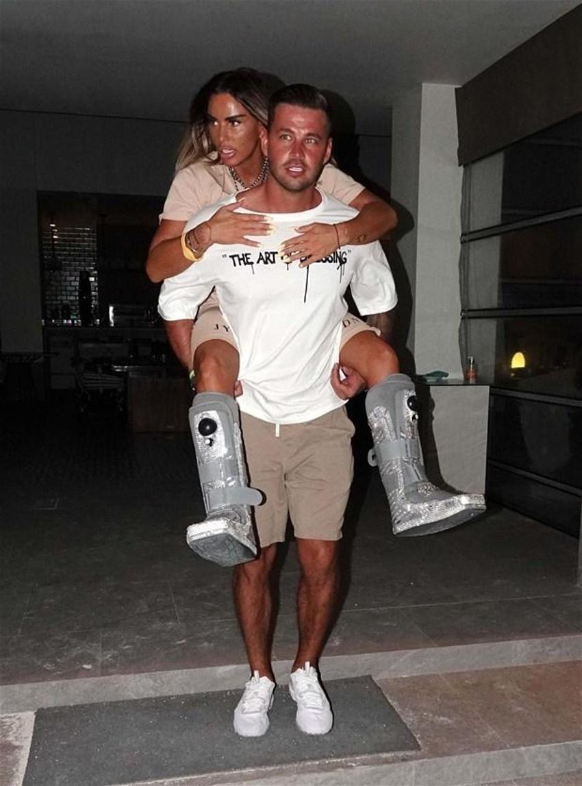 Katie Price yürümeyi unuttu